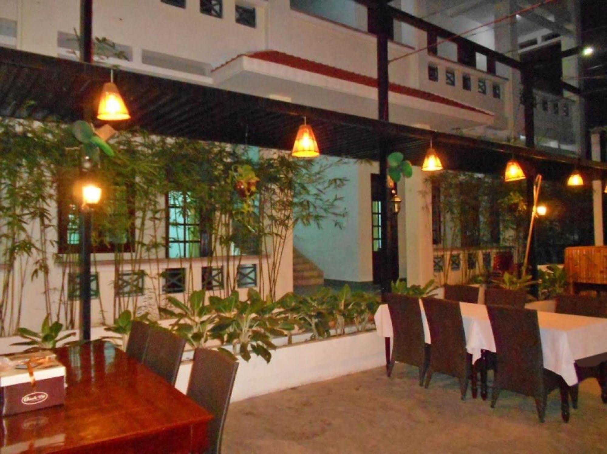 Oyo 381 Tuyet Mai Hotel 芽庄 外观 照片