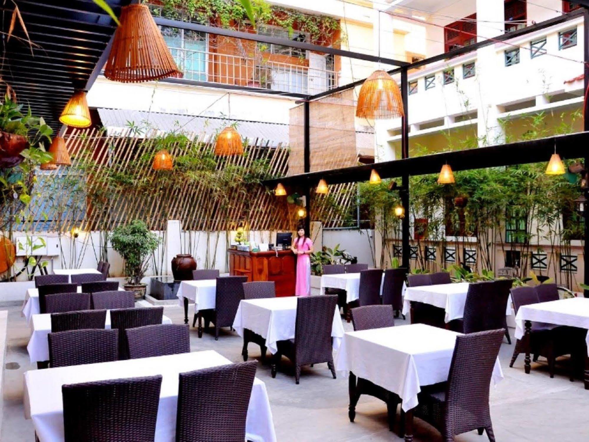 Oyo 381 Tuyet Mai Hotel 芽庄 外观 照片