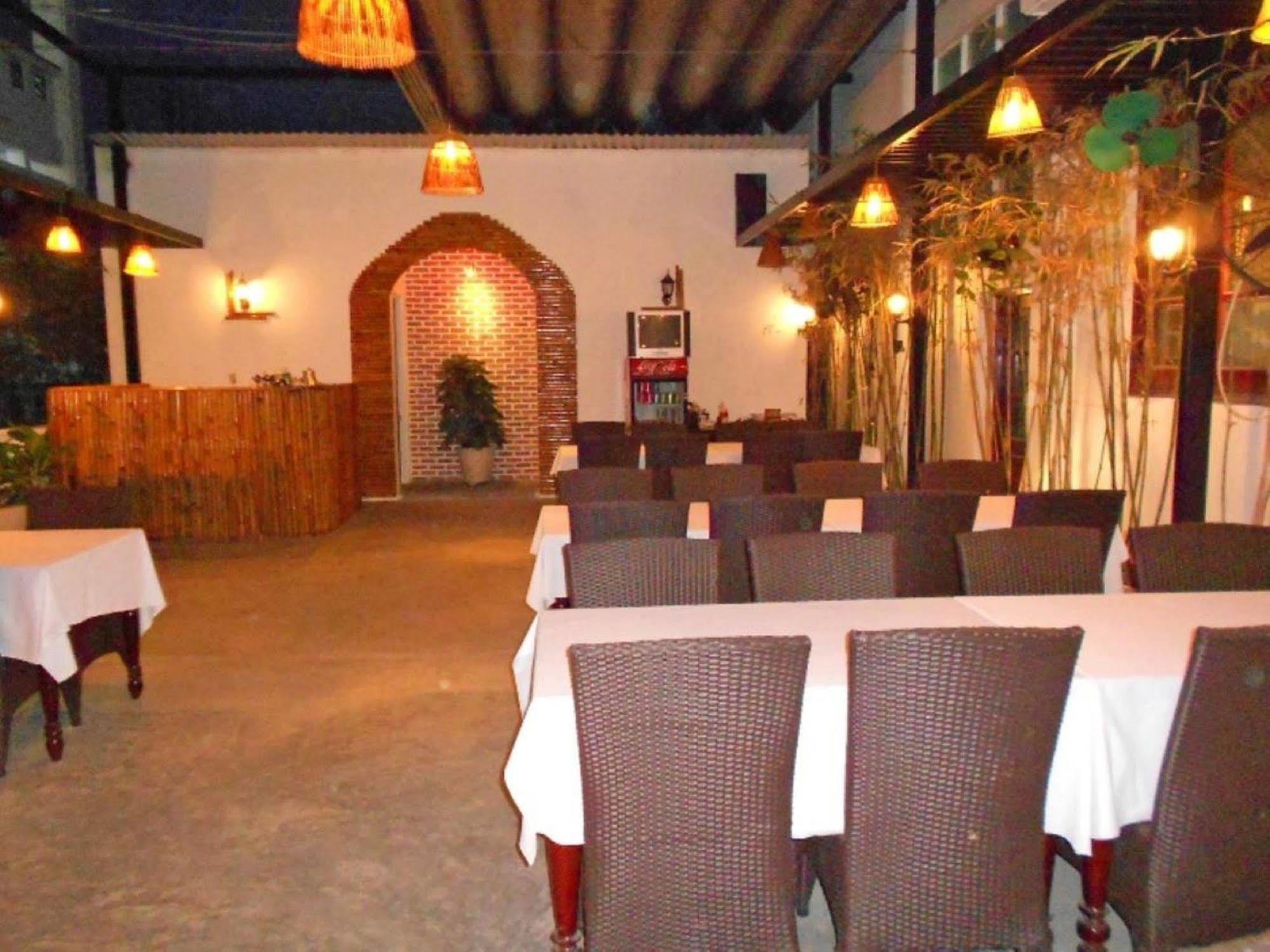 Oyo 381 Tuyet Mai Hotel 芽庄 外观 照片
